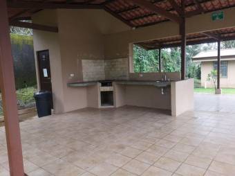 Se vende espaciosa casa de 2 plantas con patio en condominio de San Rafael en Heredia 24-888