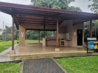 Se vende espaciosa casa de 2 plantas con patio en condominio de San Rafael en Heredia 24-888