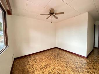 Se vende espaciosa casa con patio en condominio de Uruca en San José 24-317