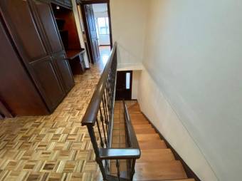 Se vende espaciosa casa con patio en condominio de Uruca en San José 24-317