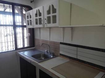 Se vende propiedad de 6 apartamentos con uso de suelo mixto en Rohrmoser 24-24-646