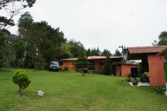 Se vende propiedad con 2 casas y gran lote con mas de 2600m2 en San Rafael de Heredia 23-1621