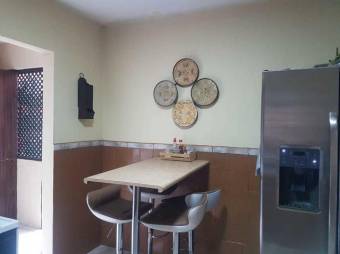 Se vende espaciosa casa con patio en San Joaquín de Flores 23-2059