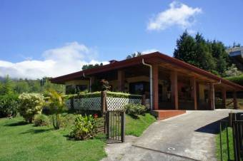 Se vende propiedad de 3 casas con amplio lote de 2767m2 en san Rafael de Heredia 23-2637