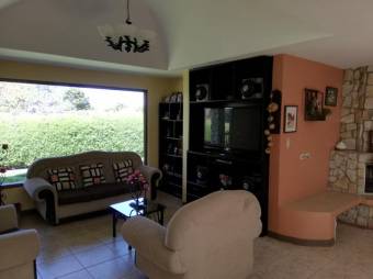 Se vende propiedad de 3 casas con amplio lote de 2767m2 en san Rafael de Heredia 23-2637