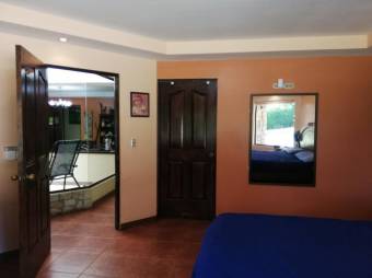 Se vende propiedad de 3 casas con amplio lote de 2767m2 en san Rafael de Heredia 23-2637