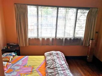 Se vende espaciosa casa con balcón y jardín en Merced de San José 24-675