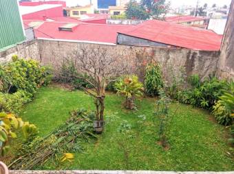 Se vende espaciosa casa con balcón y jardín en Merced de San José 24-675