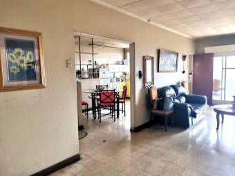 Se vende espaciosa casa con balcón y jardín en Merced de San José 24-675