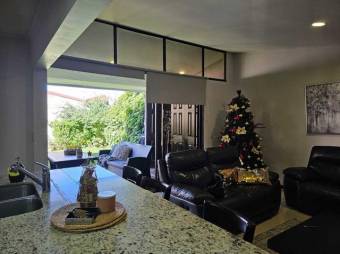 Se vende espaciosa casa con patio y terraza en  San Joaquín de Heredia 24-958