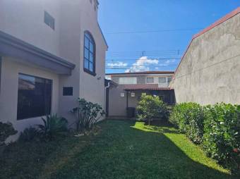 Se vende espaciosa casa con patio y terraza en  San Joaquín de Heredia 24-958