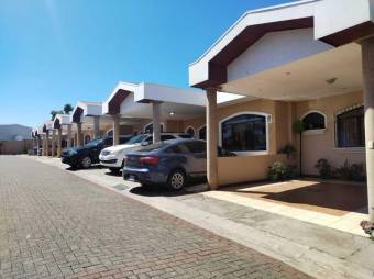 Se vende espaciosa casa con terraza en condominio de Coyol en Alajuela 24-1147