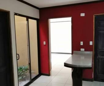 Se vende propiedad con 1 casa y 2 apartamentos para inversión en Ulloa de Heredia 23-2461