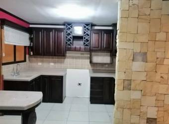 Se vende propiedad con 1 casa y 2 apartamentos para inversión en Ulloa de Heredia 23-2461