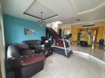 Se vende espaciosa casa de 2 plantas con balco en San Pablo de Heredia 24-457