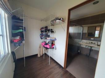 Se vende espaciosa casa de 2 plantas con balco en San Pablo de Heredia 24-457