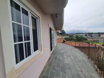 Se vende espaciosa casa de 2 plantas con balco en San Pablo de Heredia 24-457