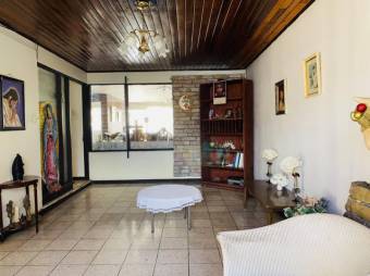 Se vende espaciosa casa con patio en Mata Redonda de San José 23-2179