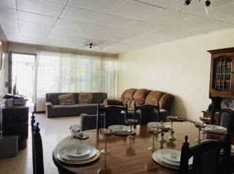 Se vende espaciosa casa con patio en Mata Redonda de San José 23-2179