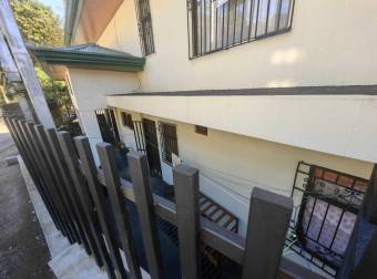 EN VENTA CASA DE DOS NIVELES CON 5 APARTAMENTOS