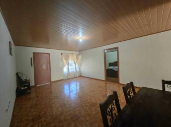 EN VENTA CASA DE DOS NIVELES CON 5 APARTAMENTOS