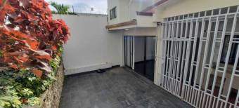 Se vende moderna y espaciosa casa con balcón en Rohrmoser 24-970