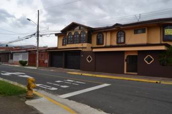 Se vende espaciosa casa de 2 plantas en San Francisco de Heredia 23-1617