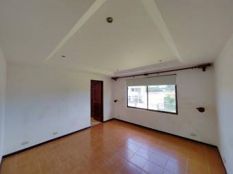 Se vende casa con gran lote de 821m2 en Barrantes de Flores 24-551