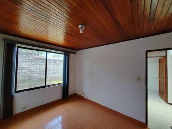 Se vende casa con gran lote de 821m2 en Barrantes de Flores 24-551