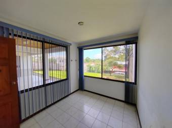 Se vende casa con gran lote de 821m2 en Barrantes de Flores 24-551