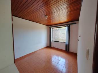 Se vende casa con gran lote de 821m2 en Barrantes de Flores 24-551