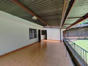 Se vende casa con gran lote de 821m2 en Barrantes de Flores 24-551