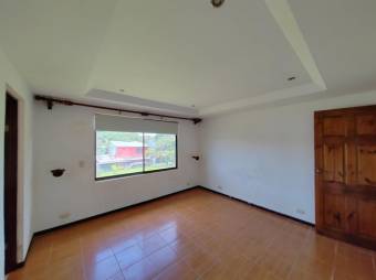 Se vende casa con gran lote de 821m2 en Barrantes de Flores 24-551