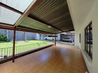 Se vende casa con gran lote de 821m2 en Barrantes de Flores 24-551