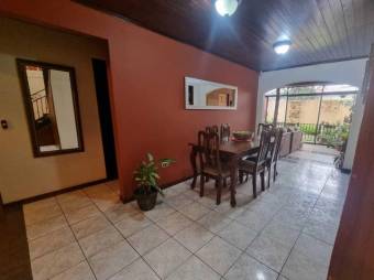 Se vende espaciosa casa con jardín y terraza en San Francisco de Heredia 24-582