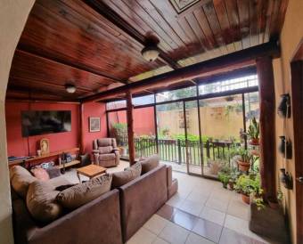 Se vende espaciosa casa con jardín y terraza en San Francisco de Heredia 24-582