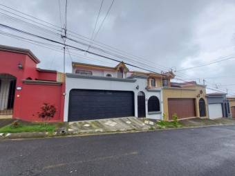 Se vende espaciosa casa de 2 plantas con patio y terraza en San Francisco de Heredia 24-838