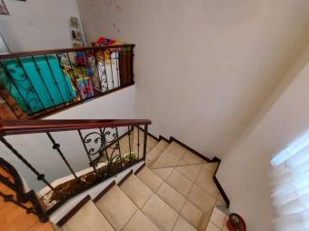 Se vende espaciosa casa de 2 plantas con patio y terraza en San Francisco de Heredia 24-838