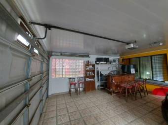 Se vende espaciosa casa de 2 plantas con patio y terraza en San Francisco de Heredia 24-838