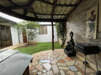 Se vende espaciosa casa de 2 plantas con patio y terraza en San Francisco de Heredia 24-838