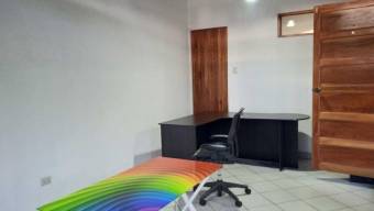 Se vende espaciosa casa con 5 oficinas en Heredia centro 24-1073