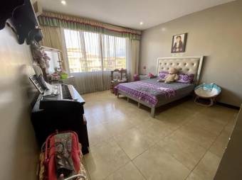 Se vende moderna casa con patio y terraza en condominio de Ulloa en Heredia 24-719