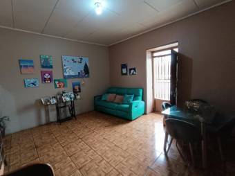 Se vende espaciosa casa con uso de suelo mixto en San Pablo de Heredia 24-373