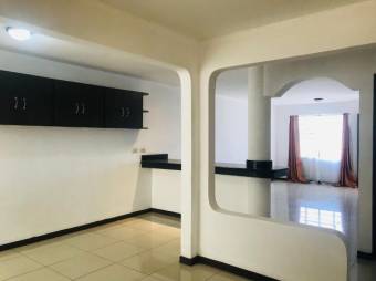 Se vende espacioso apartamento en condominio de San Pablo de Heredia 24-1239