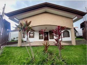 Se vende espaciosa casa de 2 plantas con amplio patio en San Francisco de Heredia 23-143