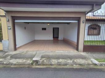 Se vende espaciosa casa de 2 plantas con amplio patio en San Francisco de Heredia 23-143