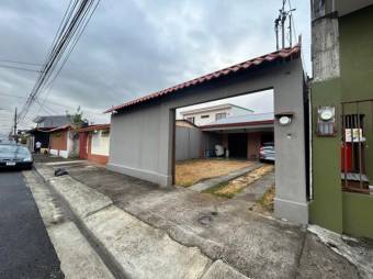 Se vende espaciosa casa con amplio patio en Heredia 23-2610