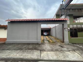 Se vende espaciosa casa con amplio patio en Heredia 23-2610