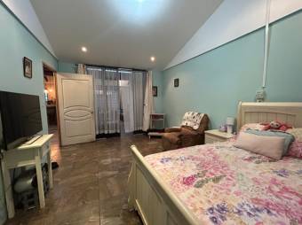 Se vende espaciosa casa con amplio patio en Heredia 23-2610