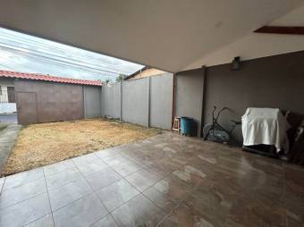 Se vende espaciosa casa con amplio patio en Heredia 23-2610